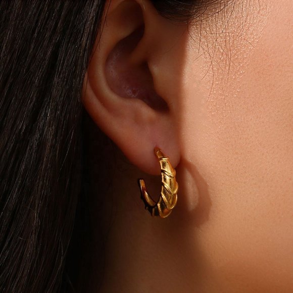 Chic‎ C Shape Hoop Earrings 18K Gold Plated Stainless Steel - Picture 4 of 9